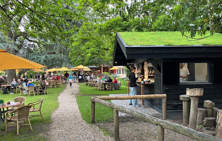 Lichthellend groendak in restauranttuin